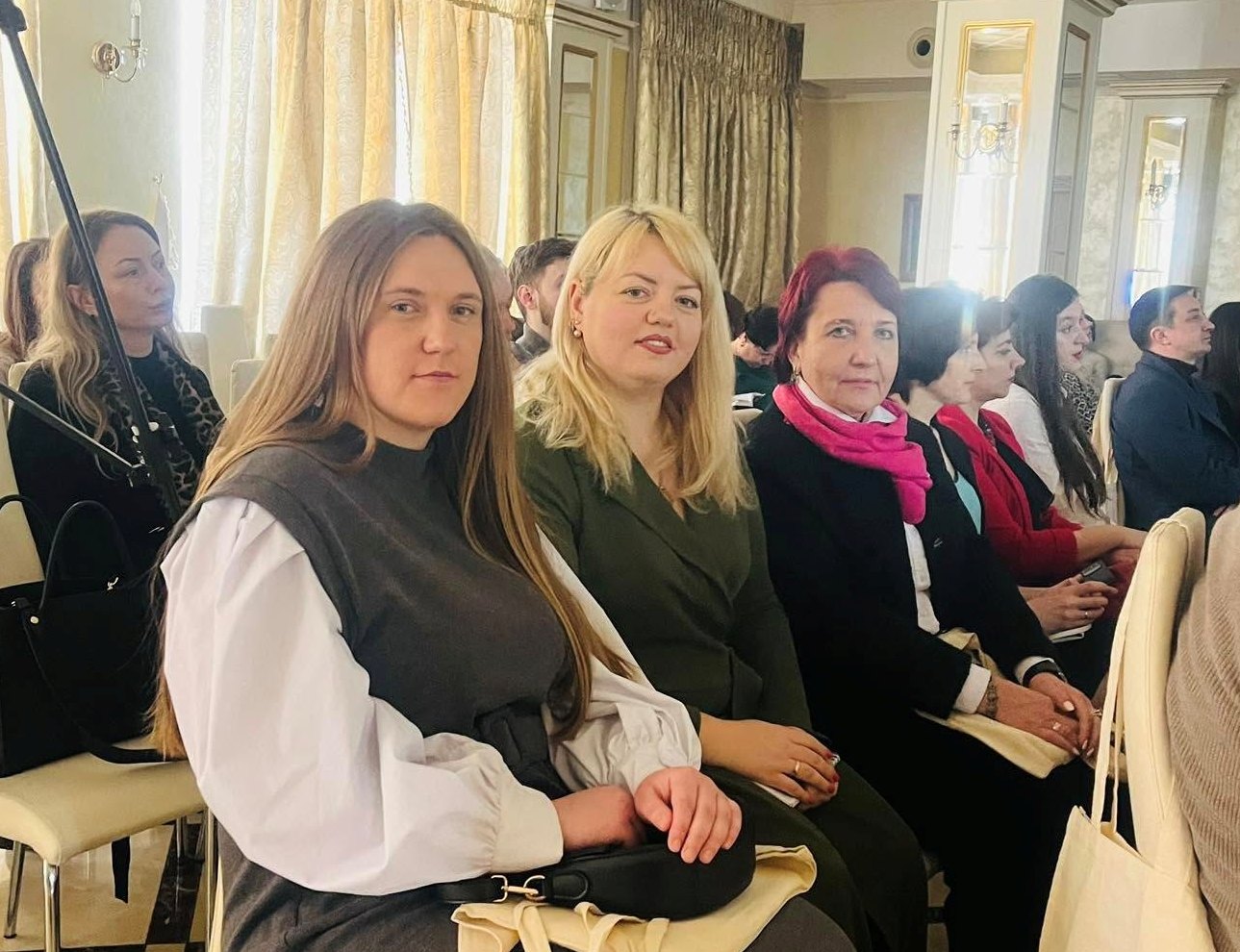  Викладачі кафедри української мови та славістики Ірина Бабій та Галина Вишневська.